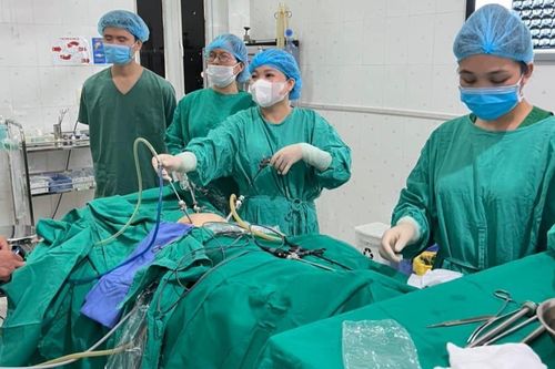 Cô gái 19 tuổi có 'u quái' buồng trứng chứa đầy tóc, răng và bã đậu