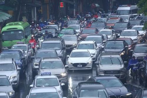 Mưa triền miên sau bão Talim, đường phố ùn tắc hàng giờ