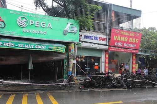Vụ cháy 3 người tử vong ở Hà Nội: Hàng xóm hô hoán nhau phá cửa cuốn nhưng bất thành