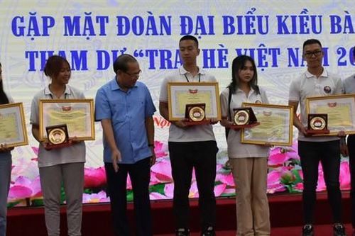 Vinh danh 5 kiều bào trẻ tham dự Trại hè Việt Nam năm 2023