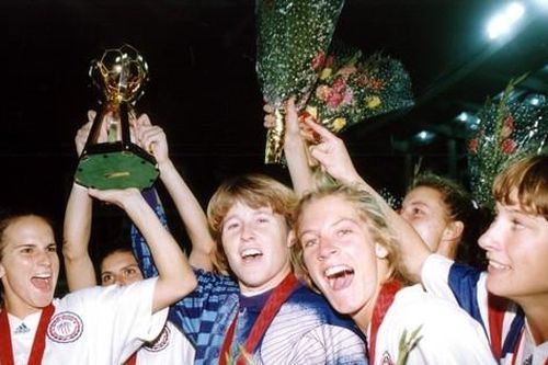 Những điều chưa biết về kỳ World Cup nữ đầu tiên, gọi là Cúp kẹo viên, đá 80 phút và không có thưởng