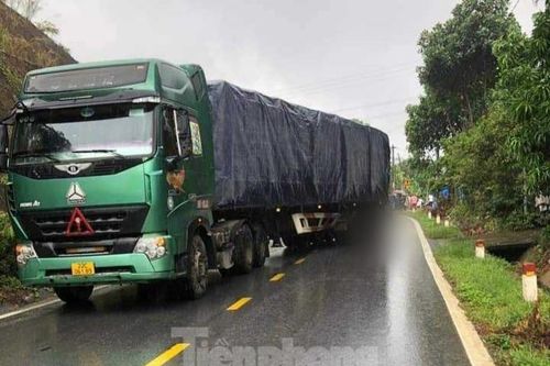 Va chạm với ô tô đầu kéo, 2 người đi xe máy tử vong