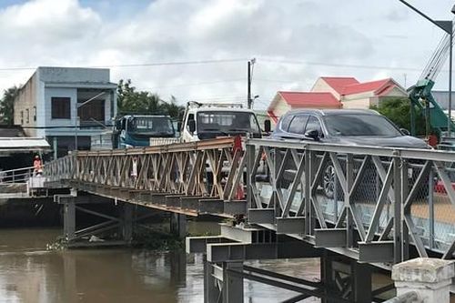 Cầu tạm bị sập ở Trà Vinh được sửa chữa, thử tải thành công với 3 xe nặng 20 tấn