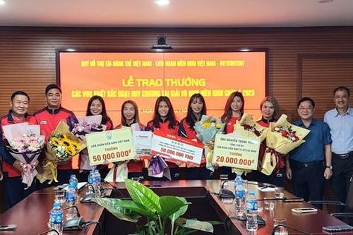 Trao thưởng cho các VĐV điền kinh xuất sắc giành huy chương ở giải châu Á