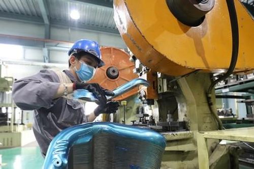 Việt Nam chỉ làm được ốc vít cho biển số ô tô: Doanh nghiệp, chuyên gia nói gì?