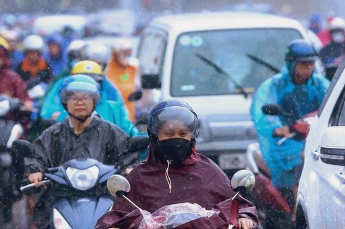Mưa rào đúng giờ cao điểm, người Hà Nội chật vật đi làm trong cảnh ùn tắc