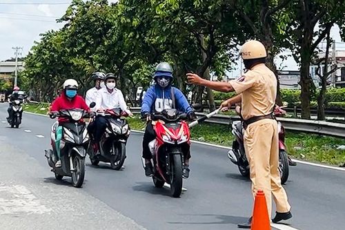Chạy quá tốc độ quy định, nhiều tài xế nói không thấy biển báo
