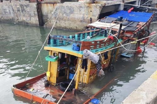 Tàu chìm khi đang neo đậu, 1 thuyền viên tử vong trong hầm máy