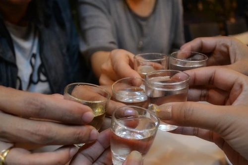 Mầm bệnh nguy hiểm từ rượu pha huyết động vật