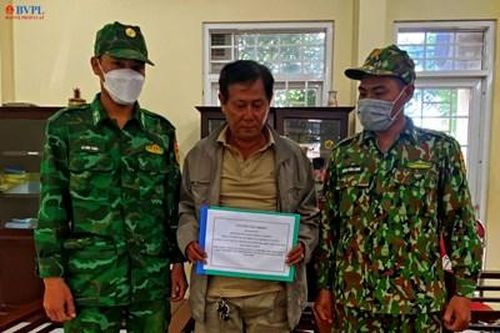 Khởi tố đối tượng vận chuyển trái phép hơn 7.000 USD qua biên giới