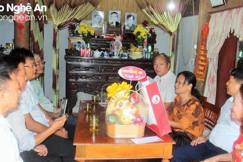 Báo Nghệ An thăm, tặng quà thân nhân các nhà báo liệt sĩ