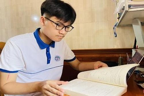 Thủ khoa khối A01 Hà Tĩnh 'chiến đấu' với bệnh u xương trước kỳ thi