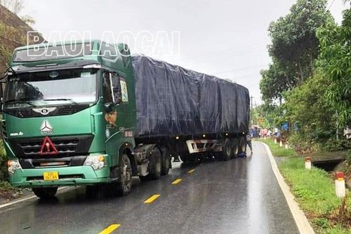 Lào Cai: Xe đầu kéo va chạm với xe môtô làm 2 người tử vong tại chỗ
