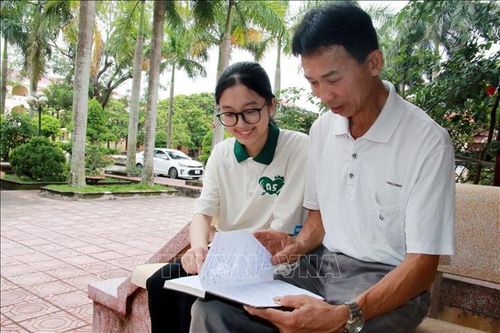 Nữ 'thủ khoa toàn quốc' đi lên từ lớp học trường làng