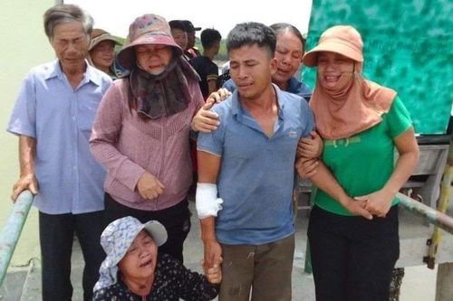 Xúc động phút giây đoàn tụ với gia đình của 4 thuyền viên bị chìm tàu