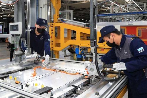 Sản xuất pin xe điện: Trung Quốc cầm 'chuôi', Mỹ nắm 'lưỡi'