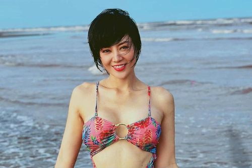 Thanh Hương 'Cuộc đời vẫn đẹp sao' diện bikini sặc sỡ, cut-out đầy hiểm hóc