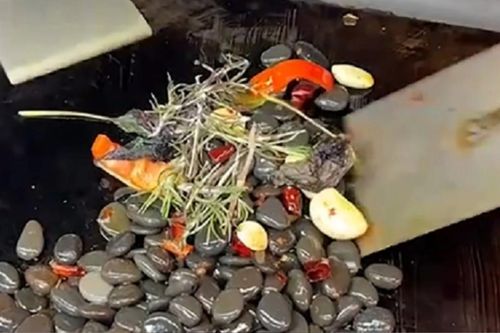 Độc lạ món đá cuội xào gây sửng sốt tín đồ ẩm thực