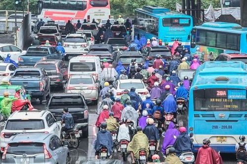 Sau cơn bão số 1, người dân Hà Nội chật vật di chuyển trong cơn mưa tầm tã