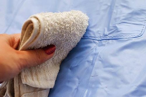Mưa lớn do ảnh hưởng của cơn bão số 1, xem ngay mẹo khử mùi giúp áo mưa sạch thơm như mới