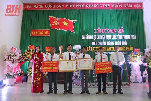 Xã Đồng Lộc (Hậu Lộc) đón bằng công nhận đạt chuẩn nông thôn mới