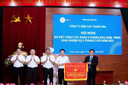 Công ty Điện lực Thanh Hóa nhận Cờ thi đua đơn vị xuất sắc phong trào thi đua về công tác an toàn - vệ sinh lao động