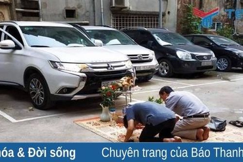 Ngược chiều tâm linh: Rửa 'mắt' cho xe