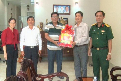 Phó Bí thư Thành ủy, Chủ tịch HĐND TP. Châu Đốc Đinh Văn Bảo thăm, tặng quà các gia đình có công với cách mạng