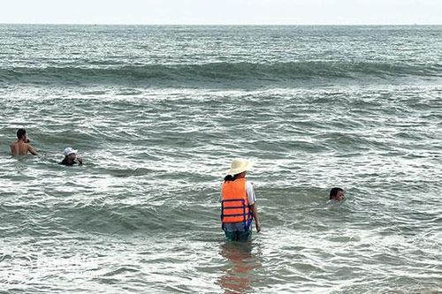 Phòng tránh đuối nước khi tắm biển