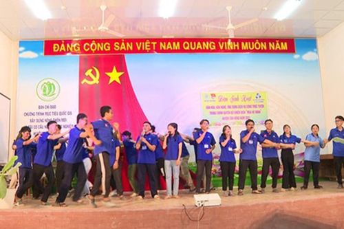 Giao lưu văn nghệ với sinh viên tình nguyện Mùa hè xanh