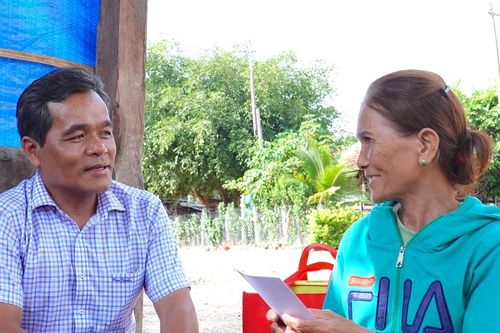 Bí thư Tỉnh ủy Hồ Văn Niên thăm, tặng quà 8 gia đình người có công tiêu biểu tại huyện Kông Chro