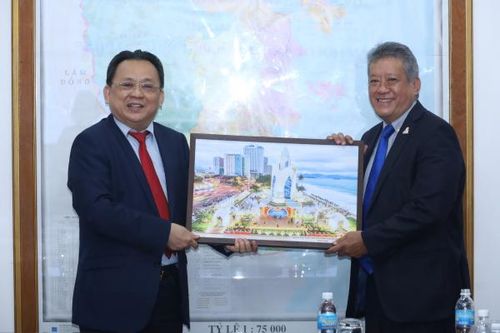 Ông Lê Hữu Hoàng - Phó Chủ tịch Thường trực UBND tỉnh làm việc với Hội Doanh nhân Việt Nam tại Pháp