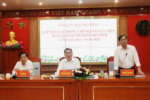 Ban Thường vụ Tỉnh ủy Khánh Hòa gặp mặt các vị nguyên Tỉnh ủy viên