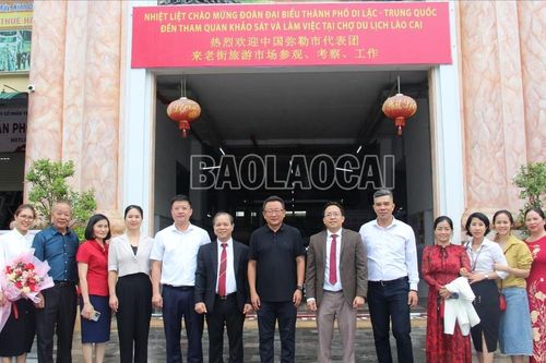 Đoàn đại biểu thành phố Di Lặc (Trung Quốc) tham quan chợ Du lịch và kết thúc chuyến công tác tại Lào Cai