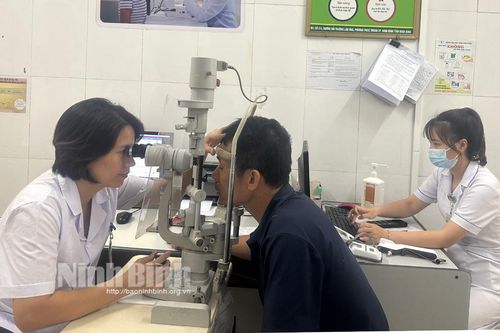 Cảnh giác với bệnh đau mắt đỏ thời điểm giao mùa
