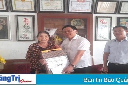 Phó Trưởng đoàn chuyên trách Đoàn ĐBQH tỉnh Hoàng Đức Thắng thăm, tặng quà các gia đình chính sách