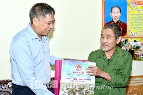 Chủ nhiệm Ủy ban Kiểm tra Tỉnh ủy Nguyễn Hồng Trang thăm, tặng quà gia đình chính sách nhân dịp 27-7