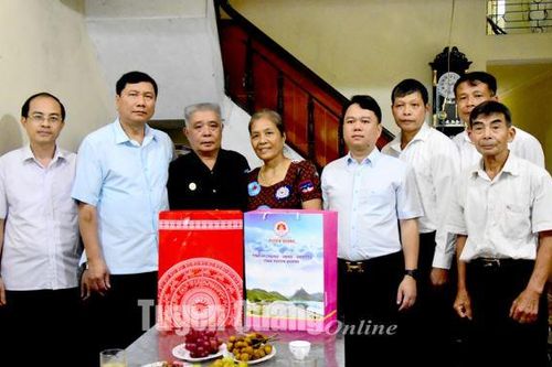 Đồng chí Trưởng ban Nội chính Tỉnh ủy Phùng Tiến Quân tặng quà gia đình chính sách xã Tứ Quận