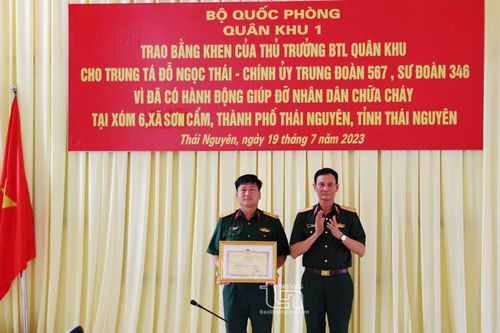Trao tặng Bằng khen cho Trung tá Quân đội giúp dân chữa cháy
