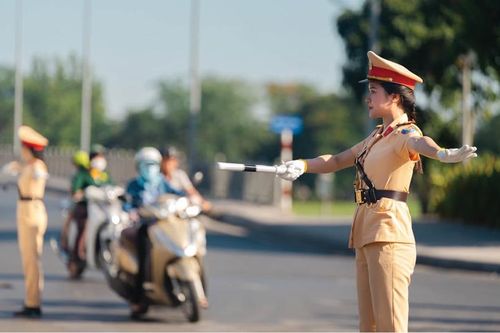 Hình ảnh nữ cảnh sát giao thông thân thiện