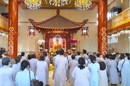 Ban Trị sự GHPGVN Q.8 thăm, cúng dường các trường hạ nhân mùa an cư