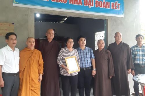 Ban Trị sự GHPGVN TP.Bến Tre tổ chức lễ bàn giao căn nhà Đại đoàn kết cho hộ nghèo