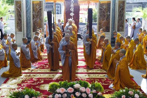 Phân ban Ni giới TP.HCM cúng dường 18 trường hạ Ni trên địa bàn thành phố