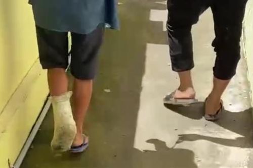 Chân bó bột vẫn nhảy lò cò vào nhà dân ăn trộm