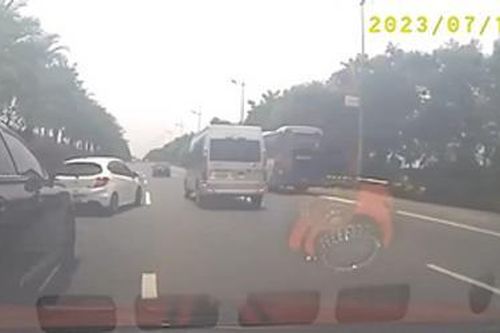 Ô tô dừng giữa cao tốc suýt gây tai nạn