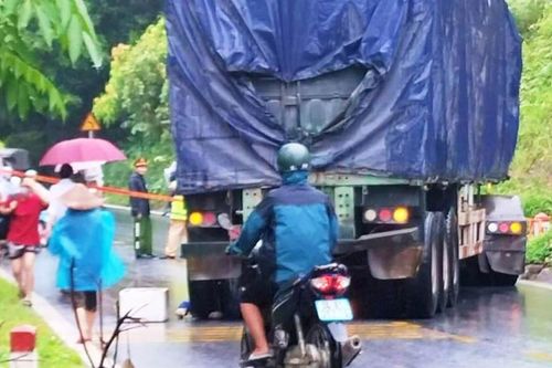 Lào Cai: Xe máy va chạm xe đầu kéo làm 2 người tử vong tại chỗ