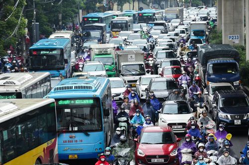 Mưa to gió lớn vào sáng sớm, mọi ngả đường ở Hà Nội ùn tắc kéo dài