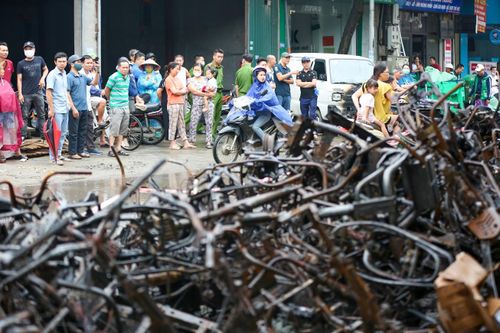 Cửa cuốn quá chắc, không phá được, hàng xóm bất lực nhìn đám cháy khiến 3 người tử vong