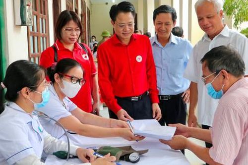 Khám bệnh, tặng quà cho 200 đối tượng chính sách tại huyện Quốc Oai