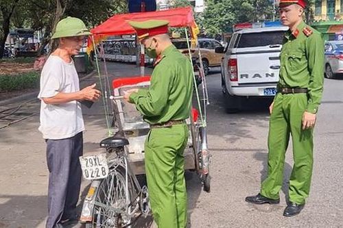 Lộn xộn xe xích lô chở khách